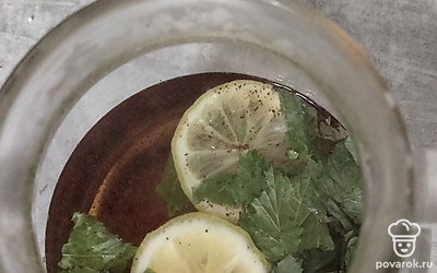 Влейте в заварочный чайник кипяток (до половины). Оставьте чай настаиваться 10-15 минут. Чай готов. Приятного чаепития.