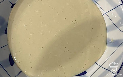 1/2 теста вылейте в форму для выпечки, а 1/2 оставьте.