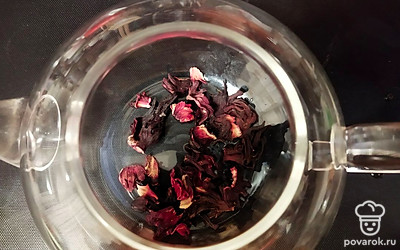 Чайник заранее ошпарьте кипятком. Насыпьте каркаде.