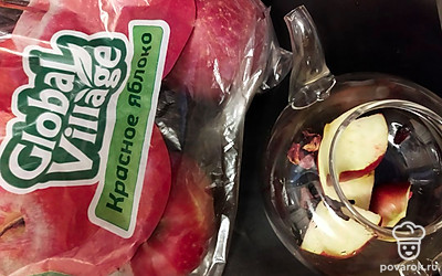 Яблоки помойте, нарежьте кусочками.