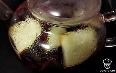 Закройте крышкой, оставьте настаиваться (5-10 минут).