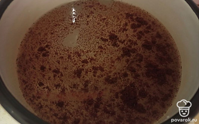 Доведите воду в сотейнике до кипения. Добавьте туда чай и варите на медленном огне, помешивая, 5 минут.