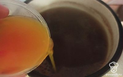 Влейте получившийся сок в чай. Добавьте сахар по вкусу и, постоянно помешивая, проварите на медленном огне еще 1 минуту. Снимите с огня и остудите до комнатной температуры.