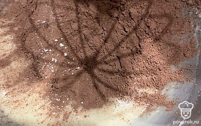 В оставшееся тесто насыпьте какао. Перемешайте все миксером на низких скоростях.