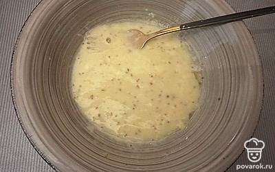 Яйцо взбить вместе со сметаной, добавить соль по вкусу.