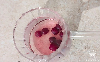 Вишню залить небольшим количеством кипятка, чтобы она дала сок.