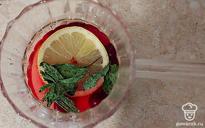 Добавить ломтик лимона и мяту.