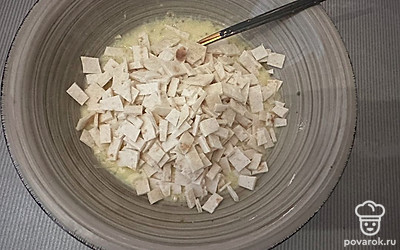 Тортилью нарезать очень мелко, добавить в яичную смесь.