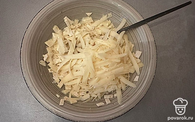 Сыр натереть на крупной терке.