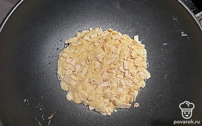 Полученную смесь хорошо перемешать, оставить на 5 минут. Затем выложить на разогретую сковороду, смазанную растительным маслом. 