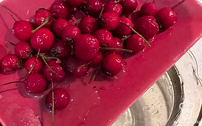 В чайник вливаем кипящую воду. Добавляем ягоды боярышника.