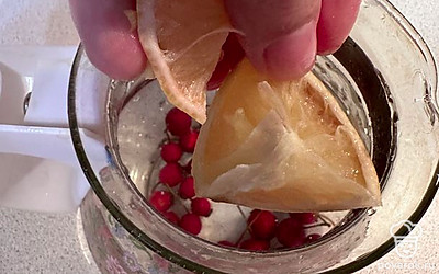 Добавляем лимон, нарезанный дольками.