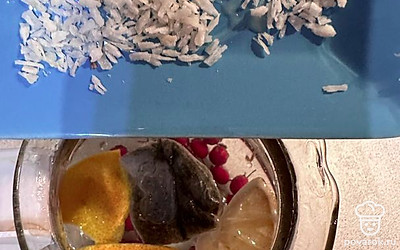 Кладем дольки киви, нарезанные фейхоа и яблоко. Всыпаем кокосовую стружку.