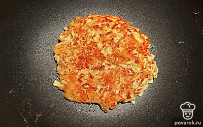 Жарить примерно по 2 минуты с каждой стороны под крышкой (до румяной корочки).