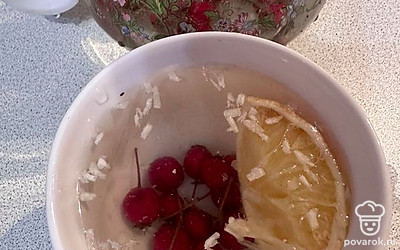 Чай наливаем в кружки, подаем порционно. Приятного аппетита.