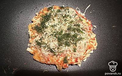 Можно посыпать тертым сыром и свежей зеленью. Мне так нравится больше.