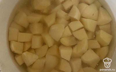 Очищаем и моем картофель. Нарезаем кубиками. Выкладываем в кастрюлю. Заливаем водой так, чтобы вода накрывала содержимое. Ставим вариться на 30-35 минут под крышкой на среднем огне. 