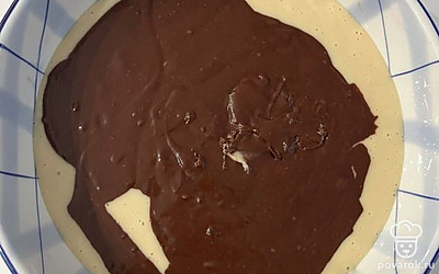 Вылейте тесто с какао в тесто без него.