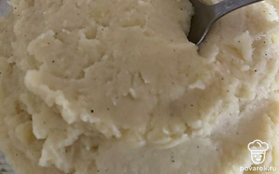 Сливаем половину воды. Делаем пюре, добавляем соль, перец и 2 сырых яйца. Все перемешиваем, перекладываем в тарелку. Даем остыть.