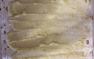 Наливаем в сковородку масло и ставим греться на средний огонь. Пока сковорода греется, раскладываем лаваш, смазываем подсолнечным маслом. Распределяем по нему картофельное пюре. 