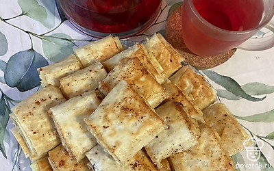 Выкладываем блюдо на бумажное полотенце, чтобы впиталось лишнее масло. Перекладываем на тарелку.