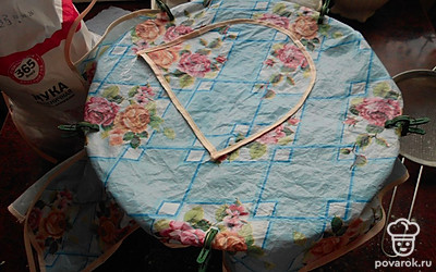 Тесто должно получиться мягким и эластичным. Накрываем тесто пленкой и еще чем-нибудь, чтобы оно отстоялось минут 40-60.