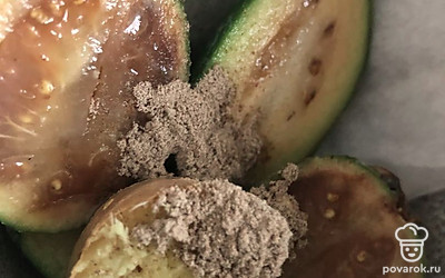 Фейхоа разрезать, добавить кардамон, мед, корень имбиря (7 граммов).