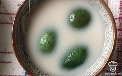 Влить кокосовое молоко (100 миллилитров).