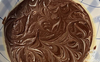 Зубочисткой поводите по тесту, создавая узоры.