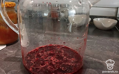 Мнем клюкву, чтобы она дала сок.