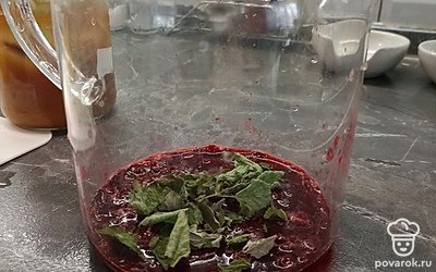 К клюкве добавляем мяту и мелиссу.