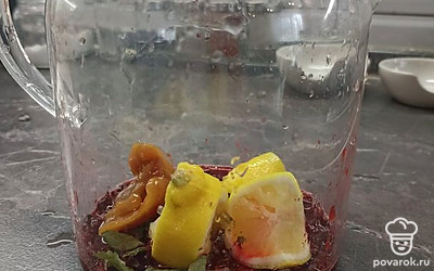 Следом добавляем мед.