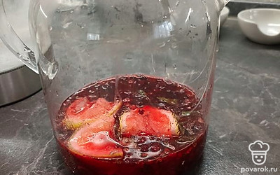 В чайник наливаем воду (на 1/4) и все перемешиваем.