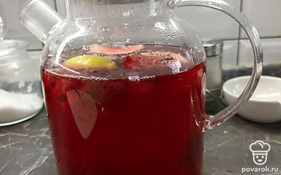 Когда мед растворится, доливаем оставшуюся воду. Накрываем крышкой. Наш чай готов.