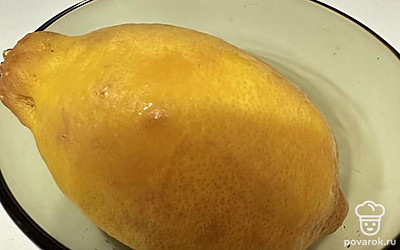 Лимон нарезаем дольками.