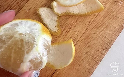 У мандарина обрезаем толстую кожуру.