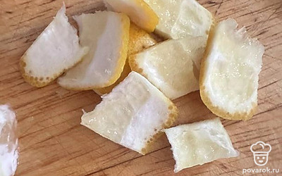 Нарезаем кожуру квадратиками.