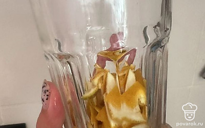 Складываем цитрусы в стакан.