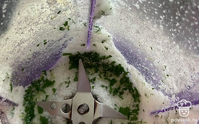 Лимонную мелиссу засыпаем сахаром и пробиваем блендером.