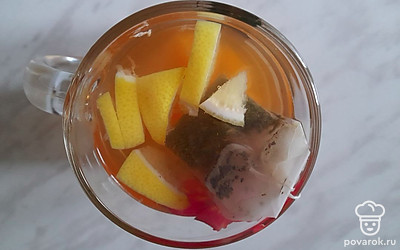 Залейте кипятком и добавьте зеленый чай. Оставьте напиток при комнатной температуре на 5 минут.