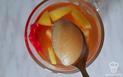 Уберите чайные пакетики и добавьте мед по вкусу. 