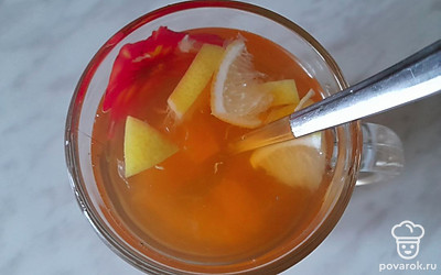 Перемешайте, чтобы мед полностью растворился. 