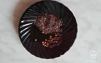 Отмерьте необходимое количество чая и специй.