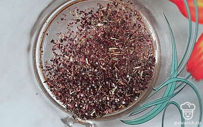 Пересыпьте травяной чай в чашку.