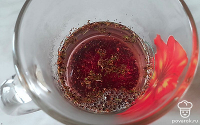 Залейте 200 миллилитрами крепкого кипятка и оставьте на 2 минуты. 