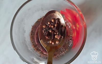 Добавьте гвоздику и кориандр. 