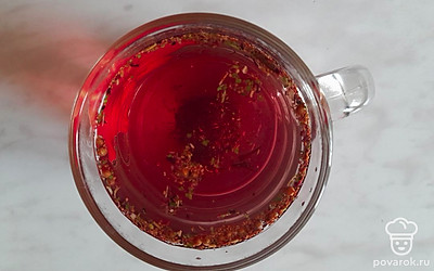 Влейте 200 миллилитров кипятка и перемешайте. Оставьте чай при комнатной температуре на 3-5 минут. 