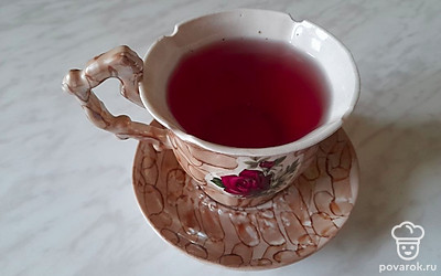 Процедите чай через сито и перелейте в чашку. По желанию перед подачей чай можно подсластить. 
