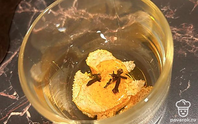 Добавить несколько палочек гвоздики.