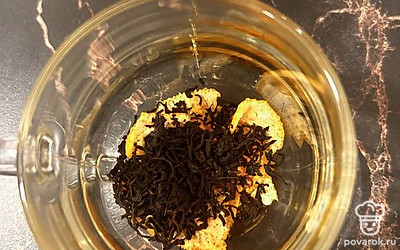 Всыпать одну чайную ложку чая.